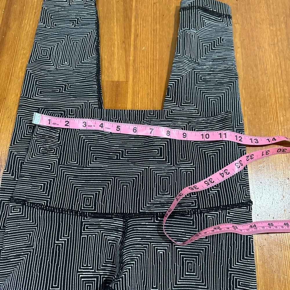 lululemon athletica Black and White Patterned Leggings - Picture 4 of 11